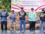 DPRD BATARA TANAM BERSAMA: Anggota DPRD Barito Utara, Ardianto (tiga dari kiri) menanam di lahan Kelompok Tani Sumber Makmur Desa Tringsing, belum lama ini.