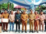 DPRD BATARA HADIRI PENYERAHAN: Anggota DPRD Kabupaten Barito Utara, Ating Patih Herman AB saat menghadiri penyerahan bantuan peralatan sekolah meliputi drumband, perangkat Starlink, laptop, LCD proyektor, dan white smart board yang dipimpin langsung oleh Pj Bupati Barito Utara, Indra Gunawan serta Kepala Disdik Syahmiludin A Surapati di halaman Kantor Dinas Pendidikan Barito Utara, Selasa (12/8).