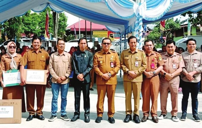 HADIRI PENYERAHAN: Anggota DPRD Kabupaten Barito Utara, Ating Patih Herman AB saat menghadiri penyerahan bantuan peralatan sekolah meliputi drumband, perangkat Starlink, laptop, LCD proyektor, dan white smart board yang dipimpin langsung oleh Pj Bupati Barito Utara, Indra Gunawan serta Kepala Disdik Syahmiludin A Surapati di halaman Kantor Dinas Pendidikan Barito Utara, Selasa (12/8).