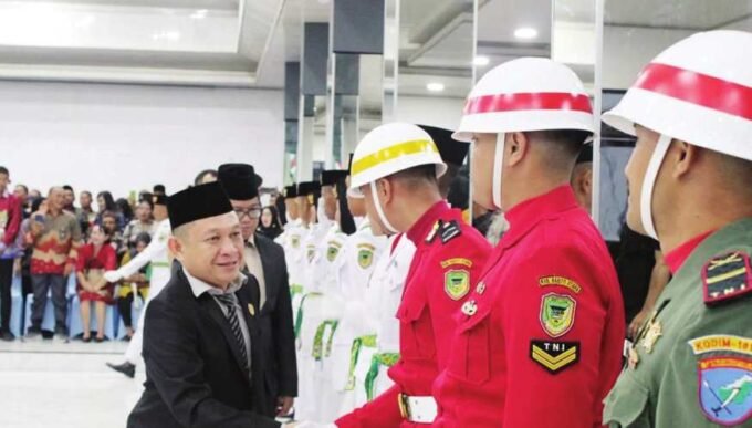 HADIRI PENGUKUHAN: Wakil Ketua I DPRD Kabupaten Barito Utara, H Benny Siswanto, menghadiri pengukuhan Pasukan Pengibar Bendera Pusaka (Paskibraka) di Gedung Balai Antang Muara Teweh, Sabtu (16/8)