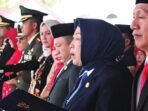 DPRD BATARA TEKS PROKLAMASI: Ketua DPRD Kabupaten Barito Utara, Ir Hj Mery Rukaini MIP dipercaya membacakan Teks Proklamasi Kemerdekaan Republik Indonesia di arena terbuka Tiara Batara Muara Teweh, Minggu lalu (17/8).
