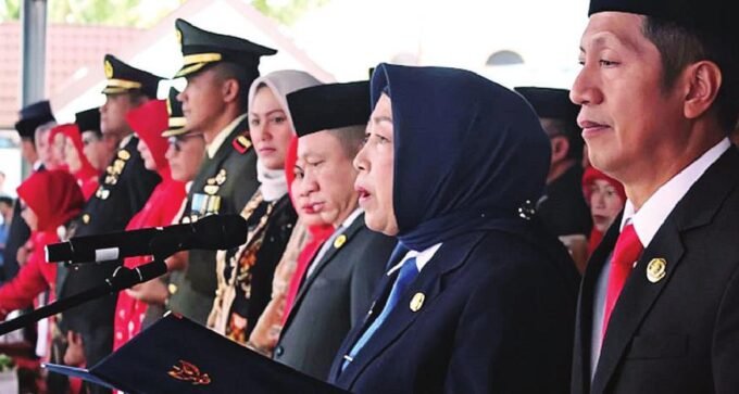 TEKS PROKLAMASI: Ketua DPRD Kabupaten Barito Utara, Ir Hj Mery Rukaini MIP dipercaya membacakan Teks Proklamasi Kemerdekaan Republik Indonesia di arena terbuka Tiara Batara Muara Teweh, Minggu lalu (17/8).