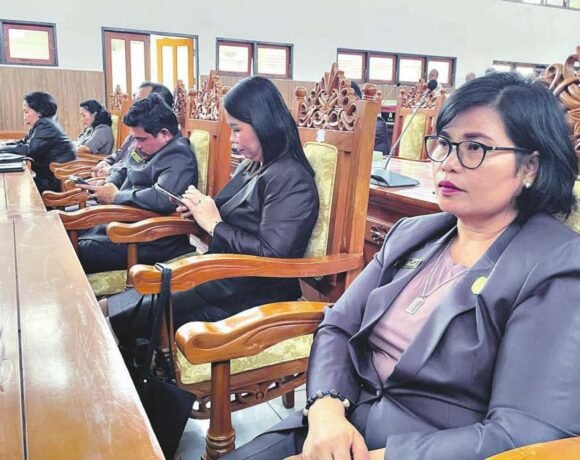 AKTIF: Anggota DPRD Gumas, Lelie saat menghadiri Rapat Paripurna, belum lama ini.