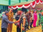 DPRD GUMAS HADIRI: Anggota DPRD Gunung Mas, Herbert Y Asin menghadiri dan bersalaman dengan Danrem 102/Pjg ketika peresmian di Makodim 1018/GMS, Selasa (19/8).
