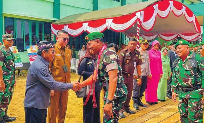 DPRD GUMAS HADIRI: Anggota DPRD Gunung Mas, Herbert Y Asin menghadiri dan bersalaman dengan Danrem 102/Pjg ketika peresmian di Makodim 1018/GMS, Selasa (19/8).