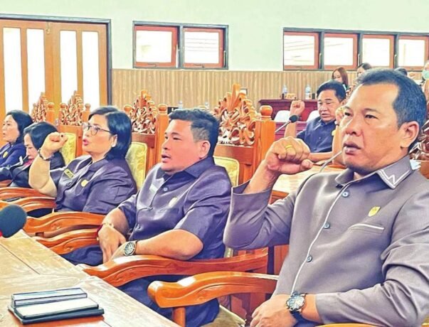 HADIRI: Anggota DPRD Gunung Mas, Doni Saputra menghadiri rapat di gedung dewan setempat, Senin (25/8).