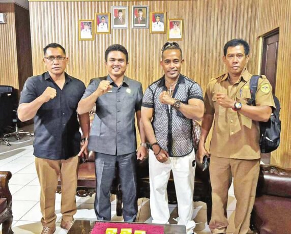 DITEMUI: Ketua DPRD Gunung Mas Binartha saat ditemui pengurus PBFI Gunung Mas, Hery, Wakilnya Cristira di ruang kerjannya, Senin (25/8).