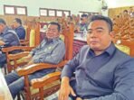 DPRD GUMAS HADIRI: Anggota DPRD Gunung Mas, Selsius Aprianus dan Hermanto saat menghadiri rapat di gedung dewan setempat, belum lama ini.