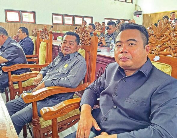DPRD GUMAS HADIRI: Anggota DPRD Gunung Mas, Selsius Aprianus dan Hermanto saat menghadiri rapat di gedung dewan setempat, belum lama ini.