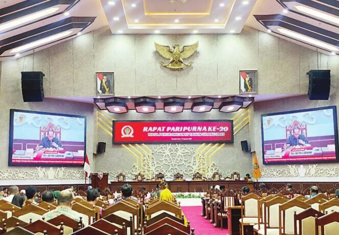 RAPAT PARIPURNA: DPRD Kalteng menggelar Rapat Paripurna ke-20 Masa Persidangan III mengenai pandangan umum fraksi pendukung yang dilaksanakan di ruang rapat, Selasa malam (19/8).