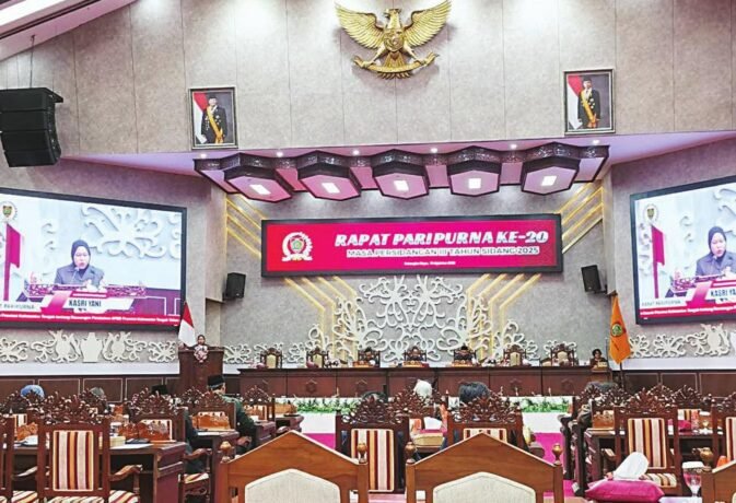DPRD KALTENG JURU BICARA: Juru bicara Fraksi Demokrat, Kasri Yani saat menyampaikan paparan pada Rapat Paripurna ke20 Masa Persidangan ke - III tahun 2025 DPRD Kalimantan Tengah, baru-baru ini.