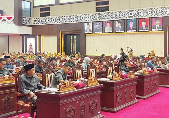 RAPAT PARIPURNA: Wakil Ketua Komisi II DPRD Kalteng, Bambang Irawan saat mengikuti rapat paripurna, baru-baru ini.