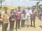 PANEN RAYA: Sejumlah anggota DPRD Kapuas saat menghadiri panen raya padi di Handil Gardu, Desa Anjir Serapat Tengah, Kecamatan Kapuas Timur, Senin (25/8).