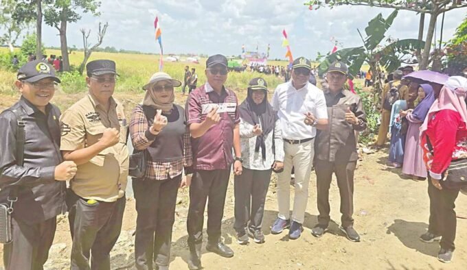 DPRD KAPUAS PANEN RAYA: Sejumlah anggota DPRD Kapuas saat menghadiri panen raya padi di Handil Gardu, Desa Anjir Serapat Tengah, Kecamatan Kapuas Timur, Senin (25/8).
