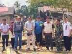 TANGGAP: Wakil Ketua II DPRD Kapuas Berinto (tiga dari kiri) turut mendampingi Wakil Bupati Kapuas Dodo meninjau langsung kondisi masyarakat terdampak, Rabu (27/8).