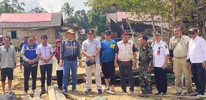 DPRD KAPUAS TANGGAP: Wakil Ketua II DPRD Kapuas Berinto (tiga dari kiri) turut mendampingi Wakil Bupati Kapuas Dodo meninjau langsung kondisi masyarakat terdampak, Rabu (27/8).