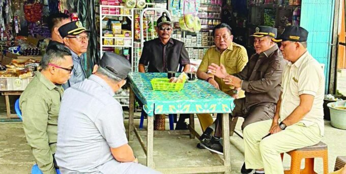 BERBINCANG: Ketua DPRD Kapuas Ardiansah dan Bupati Kapuas H Muhammad Wiyatno saat kunjungan kerja ke Kecamatan Kapuas Tengah pekan lalu.