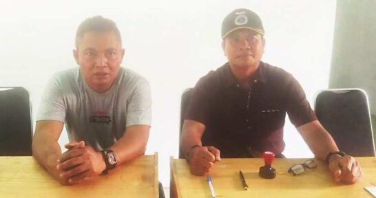 MONITORING: Anggota DPRD Kapuas H Didi Hartoyo (kiri) di Kantor Desa Tumbang Tukun untuk melakukan monitoring di desa tersebut.