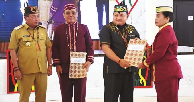 SELAMAT BERTUGAS: Ketua DPRD Kapuas Ardiansah saat pelantikan damang dan pengukuhan Damang Kepala Adat Kecamatan Tamban Catur dan Kecamatan Kapuas Hilir masa bakti 2025-2031 di Hall Rujab Bupati Kapuas, Senin (4/8).