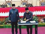 PERSETUJUAN: Ketua DPRD Kota Palangka Raya, Subandi melakukan penandatanganan keputusan dan berita acara kesepakatan bersama terhadap pembahasan laporan pertanggungjawaban pelaksanaan anggaran APBD 2024, di Gedung Paripurna DPRD Kota Palangka Raya, Kamis (31/7).