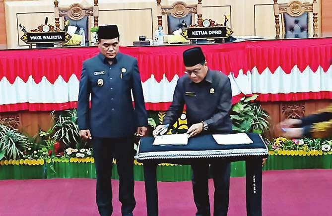PERSETUJUAN: Ketua DPRD Kota Palangka Raya, Subandi melakukan penandatanganan keputusan dan berita acara kesepakatan bersama terhadap pembahasan laporan pertanggungjawaban pelaksanaan anggaran APBD 2024, di Gedung Paripurna DPRD Kota Palangka Raya, Kamis (31/7).