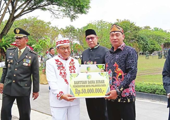 MENYERAHKAN: Ketua DPRD Kota Palangka Raya, Subandi ketika memberikan secara simbolis bantuan hibah untuk rumah ibadah di momentum kemerdekaan di Kantor Wali Kota Palangka Raya, baru-baru ini.