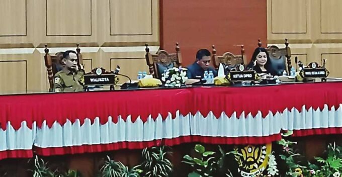 MEMIMPIN: Ketua DPRD Kota Palangka Raya, Subandi memandu jalannya sidang paripurna, di Gedung DPRD Kota Palangka Raya, Senin (4/8).