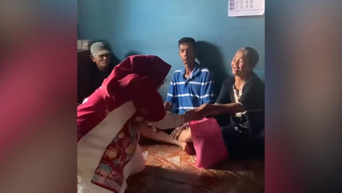 DATANGI : Wakil Bupati Kabupaten Kotim Irawati saat mendatangi rumah warga penerima PKH untuk menjaring calon peserta didik untuk Program Sekolah Rakyat beberapa hari lalu.