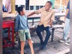 PALANGKA RAYA DIALOG: Wali Kota Palangka Raya, Fairid Naparin berbincang santai dengan anak kecil, di sela kunjungannya ke lokasi kebakaran di Jalan Kalimantan Gang Mandau, Sabtu (2/8).
