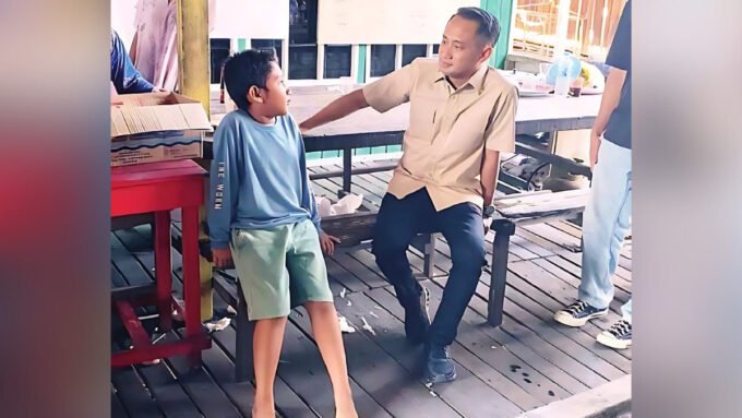 PALANGKA RAYA DIALOG: Wali Kota Palangka Raya, Fairid Naparin berbincang santai dengan anak kecil, di sela kunjungannya ke lokasi kebakaran di Jalan Kalimantan Gang Mandau, Sabtu (2/8).