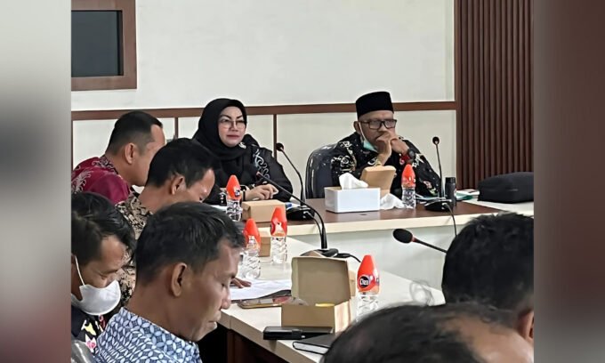 KOTIM PIMPIN : Wakil Bupati Kotim, Irawati saat memimpin rapat Gerakan Pangan Murah (GPM) serentak, Kamis (28/8).