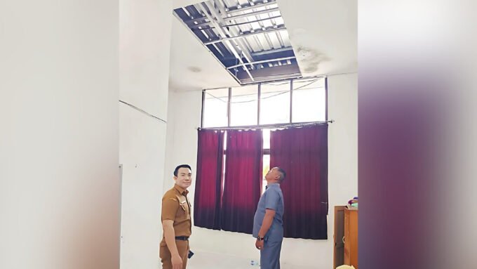 CEK KONDISI PUSKESMAS: Anggota DPRD Kapuas Suprianto saat mengecek kondisi Puskesmas Tamban Catur belum lama tadi.