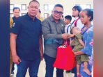 BINGKISAN: Anggota DPRD Kapuas H Didi Hartoyo menyerahkan bingkisan saat mendampingi kunjungan kerja Bupati Kapuas H Muhammad Wiyatno ke kecamatan Kapuas tengah belum lama tadi.