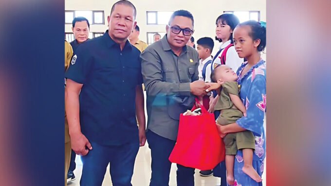 BINGKISAN: Anggota DPRD Kapuas H Didi Hartoyo menyerahkan bingkisan saat mendampingi kunjungan kerja Bupati Kapuas H Muhammad Wiyatno ke kecamatan Kapuas tengah belum lama tadi.