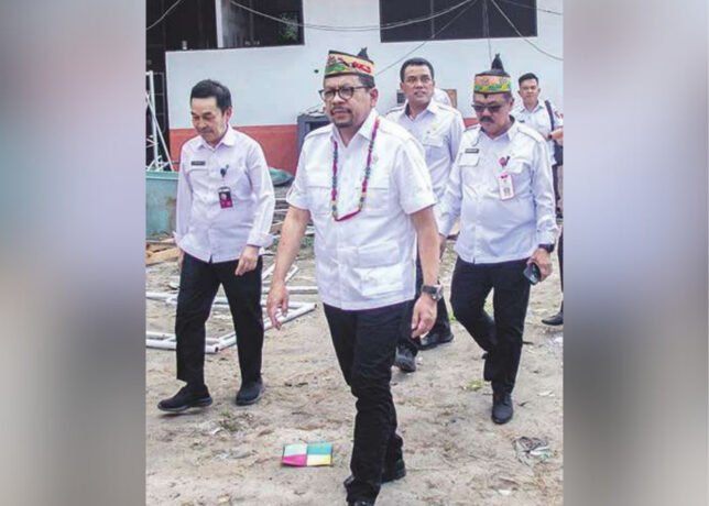 SEKOLAH RAKYAT: Foto kiri atas, proses perbaikan bangunan di SDN 2 Langkai yang dijadikan lokasi untuk Sekolah Rakyat, foto diambil pada Senin (16/7). Foto kanan, Wakil Kepala Staf Kepresidenan RI M Qodari melihat kondisi bangunan setelah direhab, Rabu (30/7).