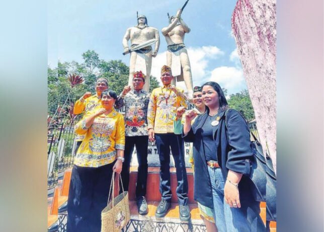 MONUMEN: Ketua DPRD Gunung Mas, Binartha bersama Bupati Gumas, Jaya S Monong berfose di monumen Tambun dan Bungai Desa Tumbang Pajangei, Kamis (31/7)