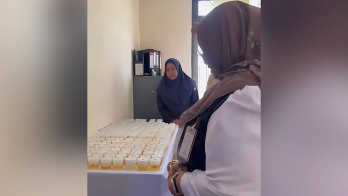 TES URINE : Wakil Bupati Kabupaten Kotim saat melihat langsung pemeriksaan tes urine di Kecamatan Antang Kalang Rabu, (13/8/2025)