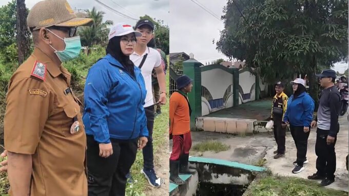 KOTIM MEMANTAU : Wakil Bupati Kotim Irawati saat memantau gotong royong pembersihan drainase oleh ASN di Jalan Kopi Selatan, Selasa (19/8).