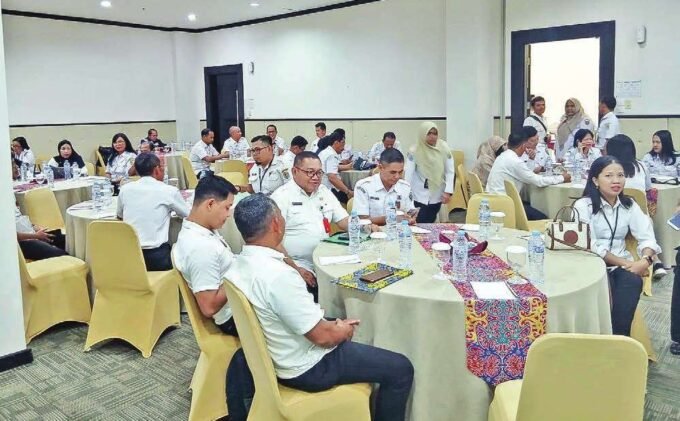 RAPAT: Kepala Badan Kesbang Pol Katingan, Roby (Ketiga dari kiri, meja depan) menghadiri kegiatan rapat Koordinasi Bidang Kewaspadaan Nasional dan Penanganan Konflik tahun 2025 di Palangka Raya, Rabu (30/7).