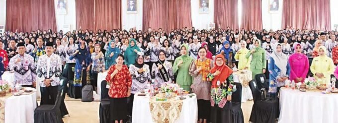 FOTO BERSAMA: Ketua RP PKK Kapuas Siti Saniah foto bersama seusai membuka seminar Harganas dan Hari Anak Nasional (HAN) tahun 2025, Kamis (31/7) lalu.