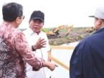 KAPUAS CEK LAPANGAN: Bupati Kapuas HM Wiyatno mengajak Dirjen PKN IV bersama Kepala Perwakilan BPK RI Provinsi Kalimantan Tengah meninjau lahan food estate dan program pemerintah pusat yang ada di Kecamatan Dadahup, pekan lalu.