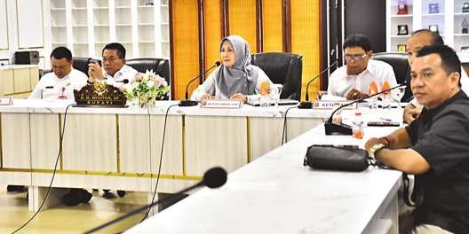 PERTEMUAN: Bupati Kapuas H Muhammad Wiyatno didampingi Sekda Kapuas Dr Usis I Sangkai menghadiri pertemuan dengan Tim Ahli/Praktisi Sampah Dewan Pimpinan Nasional (DPN) ALUN Indonesia Dewi Ambar Sari di ruang rapat Rumah Jabatan Bupati, Rabu (20/8).