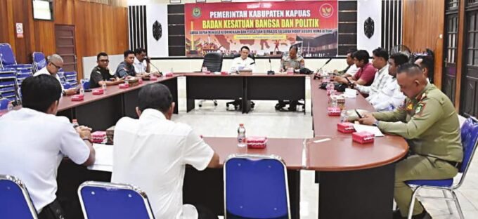 RAPAT: Sekda Kabupaten Kapuas Dr Usis I Sangkai memimpin Rakor RAT-PKS tingkat Kabupaten Kapuas di Aula Badan Kesbangpol, Rabu (20/8).