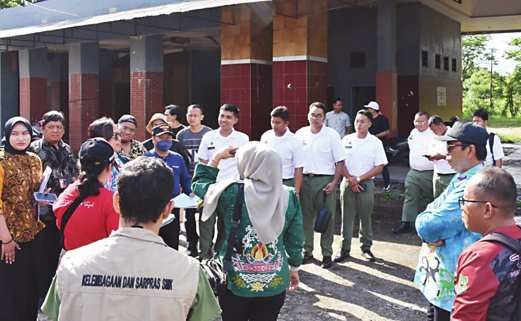 VERIFIKASI: Pemkab Kapuas bersama perwakilan dari Kemendagri melakukan peninjauan ke sejumlah lokasi pembangunan dapur MBG di Kabupaten Kapuas, Jumat (22/8).