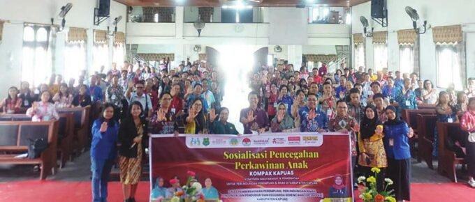 FOTO BERSAMA: Dinas P3APPKB Kapuas pekan lalu menggelar lokakarya penyadaran dan pencegahan pernikahan anak di bawah umur yang digelar di Gereja GKE Pujon Kecamatan Kapuas Tengah.