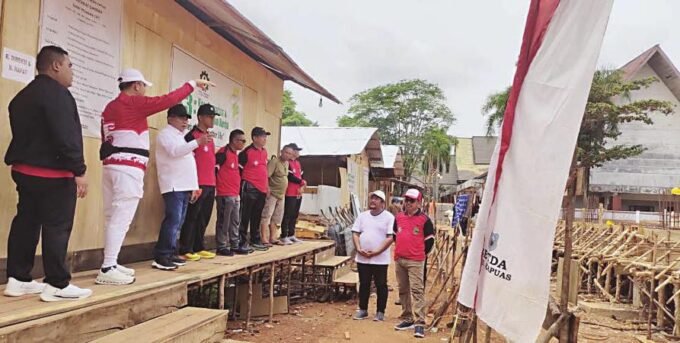 KAPUAS TURUN LAPANGAN: Bupati Kapuas H Muhammad Wiyatno saat meninjau progres pembangunan Aula Kantor Bupati Kapuas Tahap I, di kawasan lingkungan kantor bupati Kapuas, Minggu (24/8).
