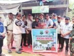 KAPUAS BANTUAN: Wabup Kapuas Dodo menyerahkan bantuan kepada masyarakat terdampak banjir Desa Tumbang Manyarung dan Dusun Jakatan Masupa, Rabu (27/8).