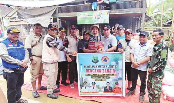 KAPUAS BANTUAN: Wabup Kapuas Dodo menyerahkan bantuan kepada masyarakat terdampak banjir Desa Tumbang Manyarung dan Dusun Jakatan Masupa, Rabu (27/8).