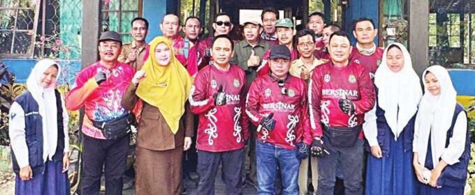 FOTO BERSAMA: Bupati Kapuas H Muhammad Wiyatno dan Sekda Kapuas Dr Usis I Sangkai foto bersama saat berkunjung ke SMPN 2 Pulau Petak akhir pekan lalu.