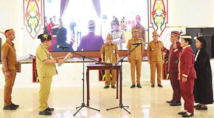 KAPUAS PELANTIKAN: Bupati Kapuas H Muhammad Wiyatno saat Pelantikan Damang Kepala Adat Kecamatan Tamban Catur dan Kecamatan Kapuas Hilir, di Hall Rujab Bupati Kapuas, Senin (4/8).